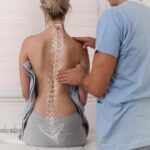 गंभीर होती है रीढ़ की हड्डी वाली बीमारी Scoliosis, जानिए लक्षण और दर्द से बचाव के उपाय