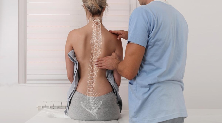 गंभीर होती है रीढ़ की हड्डी वाली बीमारी Scoliosis, जानिए लक्षण और दर्द से बचाव के उपाय