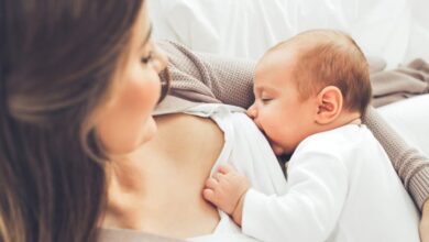 Breast Feeding After Delivery: ब्रेस्ट फीडिंग कर रहीं और पीरियड्स समय पर नहीं आ रहा, जानिए इसके बारे में सबकुछ