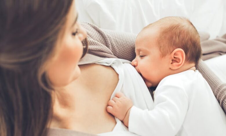 Breast Feeding After Delivery: ब्रेस्ट फीडिंग कर रहीं और पीरियड्स समय पर नहीं आ रहा, जानिए इसके बारे में सबकुछ
