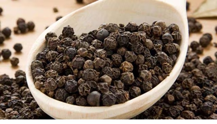 Health Tips: काली मिर्च एक , फायदे अनेक, जानिए इसकी गुणों के बारे में