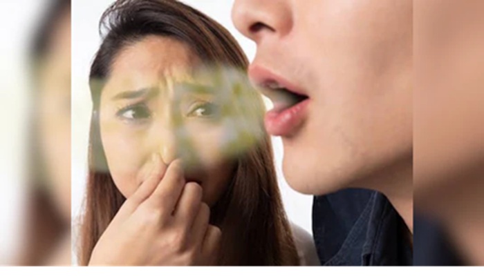 क्या आपकी भी सांसों से आती है बदबू? इन तरीकों से कर सकते हैं दूर
