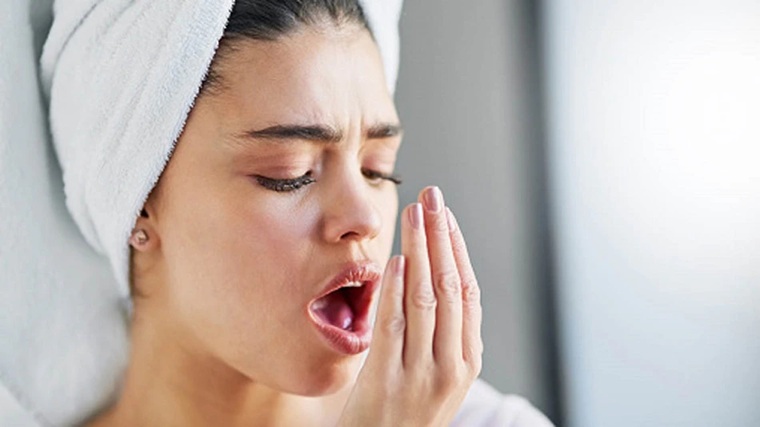 आपके भी मुंह से आती है दुर्गंध? अपनाएं ये उपाय और लाभ पायें