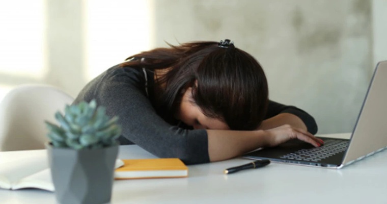 Vitamin D Deficiency: सोने के बाद भी रहती है थकान, विटामिन डी की कमी से जूझ्र रहा आपका शरीर