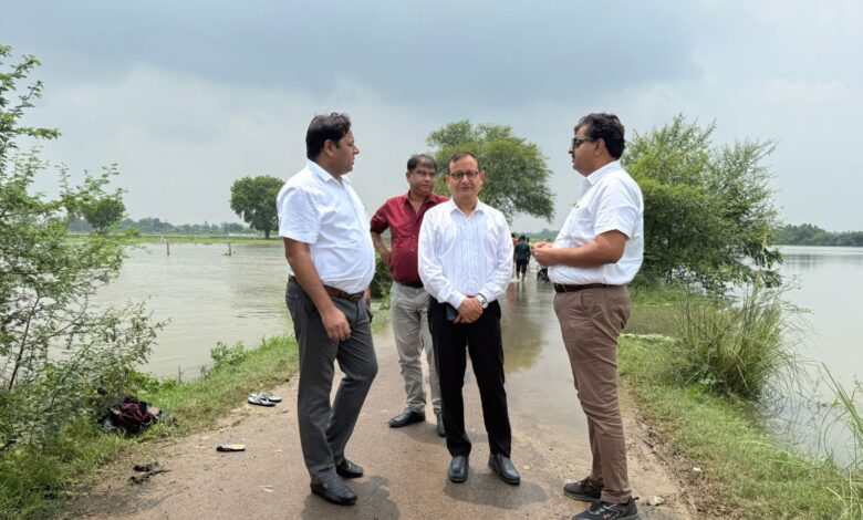 मुख्य चिकित्सा अधिकारी ने बाढ़ प्रभावित क्षेत्रों का किया निरीक्षण, सीएचसी का भी किया भ्रमण 
