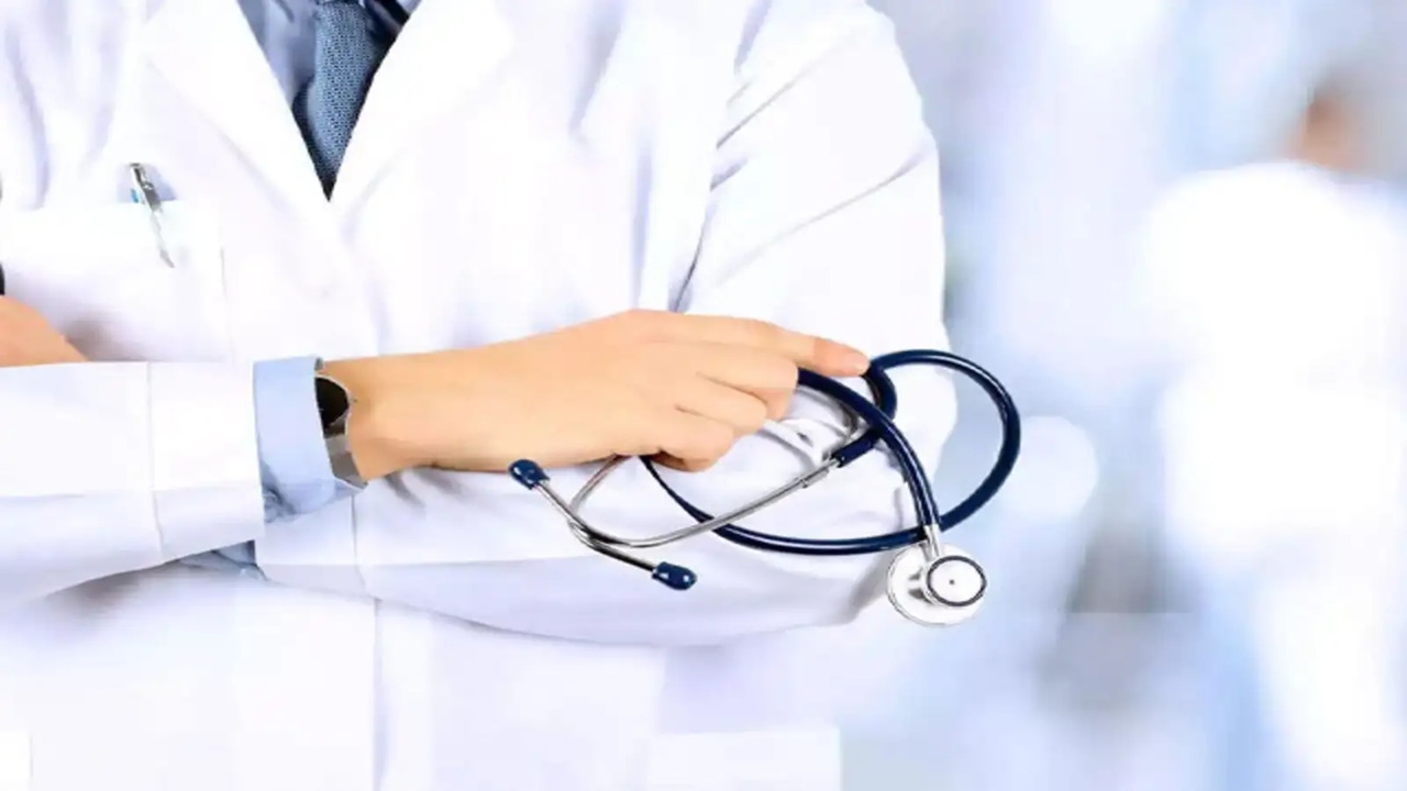 AIIMS के डॉक्टर ने कुछ ऐसा किया कि मरीज़ ने अपनी सारी दवाएं फेंक दीं...