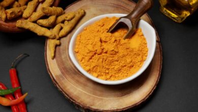 Healthy Tips in Hindi: हल्दी में चुटकी भर मिला लें ये काला मसाला, मिलेंगे फायदे, जानें सेवन का सही तरीका