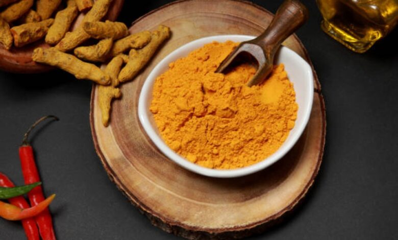 Healthy Tips in Hindi: हल्दी में चुटकी भर मिला लें ये काला मसाला, मिलेंगे फायदे, जानें सेवन का सही तरीका