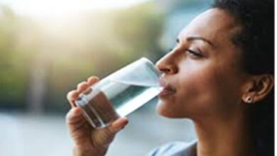 Water Intake: कहीं आप तो नहीं पीते गलत वक्त पर पानी, जान लें पानी पीने का सही समय