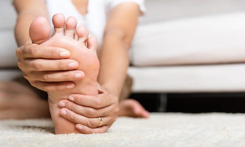 Vitamin Deficiency: इस विटामिन की कमी से पैरों में होने लगता है दर्द, होती है परेशानी