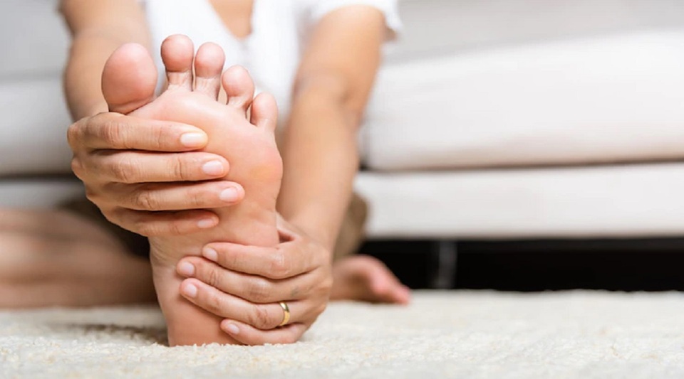 Legs Pain: कमजोर हो रहे हैं पैर! सूजन, दर्द और चलने फिरने में परेशानी, ये हो सकते हैं कारण