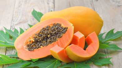 Papaya Eating: गुणों से भरपूर है पपीता, शरीर को देता है अनगिनत फायदा