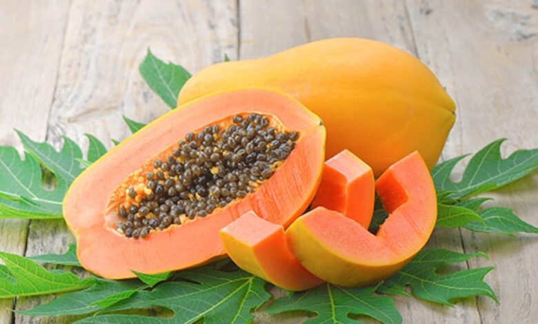 Papaya Eating: गुणों से भरपूर है पपीता, शरीर को देता है अनगिनत फायदा