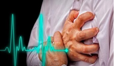 Heart Attack: 1 महीने पहले दिखने लगते हैं हार्ट अटैक के ये लक्षण, तुरंत हो जाएं सावधान