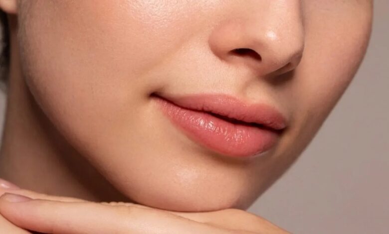 Lips Care Tips: होंठों को नेचुरल गुलाबी बना देगी ये चीज, बस रात को सोने से पहले लगा लें!