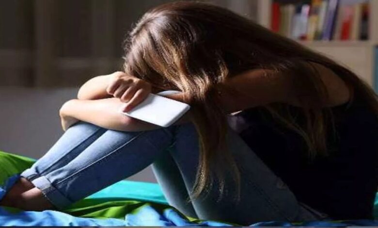 आखिर क्यों दुखी हैं आजकल के युवा, हंसी-खुशी से हो रहे हैं दूर? जानें वजह