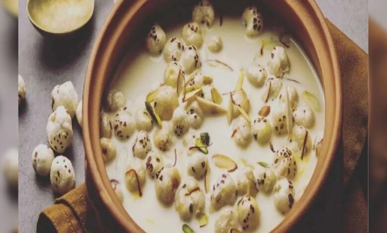 Healthy Tips: महीने भर दूध और मखाने का कॉम्बिनेशन करें ट्राई, मिट जायेगा कमजोरी का नामोनिशान
