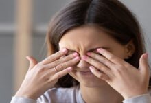 Eyes Caring: आंखों में खुजली, लालिमा और पलकों पर पपड़ी जमने की क्या है वजह? जानें