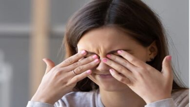 Eyes care: बार-बार आंख रगड़ने की आदत है नुकसानदायक, हो सकते हैं कई साइड इफेक्ट्स