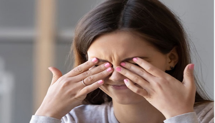 Eyes care: बार-बार आंख रगड़ने की आदत है नुकसानदायक, हो सकते हैं कई साइड इफेक्ट्स