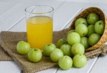Amla Juice: मौसमी बीमारियों से चाहिए बचाव, रोजाना पिएं आंवला जूस