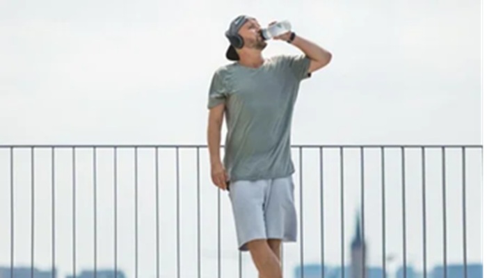 Drinking Water: खड़े होकर पीते हैं पानी, शरीर को अंदर से खराब कर देगी ये आदत