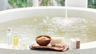 Benefits of Salt Bath: पानी में नमक डालकर नहाने से क्या फायदा होता है? जानिए