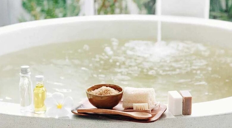 Benefits of Salt Bath: पानी में नमक डालकर नहाने से क्या फायदा होता है? जानिए