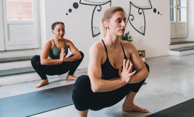 Yoga Asan: कब्ज होगी दूर, आंतों से निकलेगा मल, बस रोजाना करें ये योगासन!