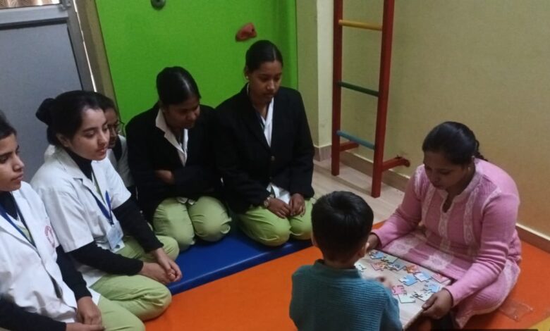 Lucknow News: रिहैबिलिटेशन की आधुनिक तकनीकों का प्रशिक्षण लेने द होप सेंटर पहुंची नर्सिंग की छात्राएं