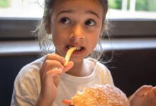 Kids Care: 12 साल तक के बच्चों को न खिलाएं ये 4 फूड्स, बीमारियों का बढ़ जाएगा जोखिम