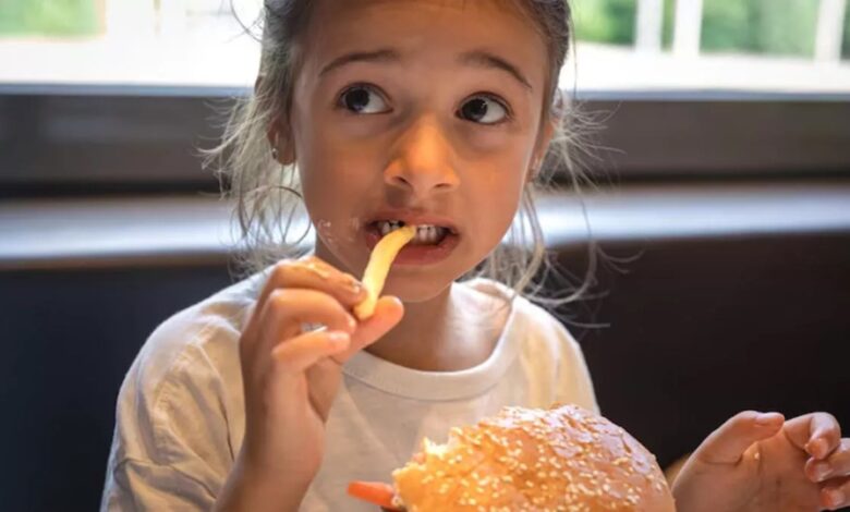 Kids Care: 12 साल तक के बच्चों को न खिलाएं ये 4 फूड्स, बीमारियों का बढ़ जाएगा जोखिम