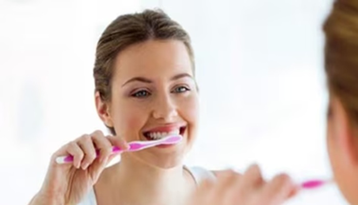 Health Tips: ब्रश करते समय कितना टूथपेस्ट लगाना चाहिए? अधिक लगाने से होता है ये नुकसान