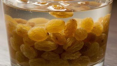 Soaked Raisins: सिर्फ स्वाद में ही नहीं, गुणों में भी भरपूर है किशमिश, जानिए इसके फायदे