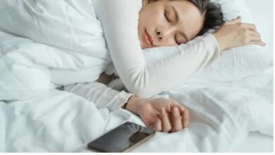 Alert! रात में सिर के पास मोबाइल रखकर सोना सेहत के लिए हो सकता है खतरनाक