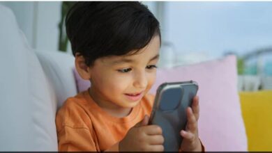 Parenting Tips: फोन से चिपका रहता है आपका बच्चा? अपनाएं ये टिप्स और कम कीजिए स्क्रीन टाइम
