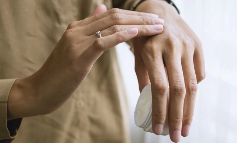 Health Tips: क्या आप भी सर्दियों में आग पर हाथ सेकते हैं? जरा सी लापरवाही हो सकती है जानलेवा