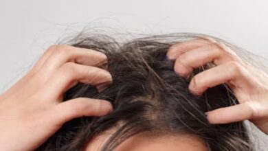 Hair Care: सर्दियों में बालों के टूटने से हैं परेशान? यहां जानिए इस समस्या का समाधान