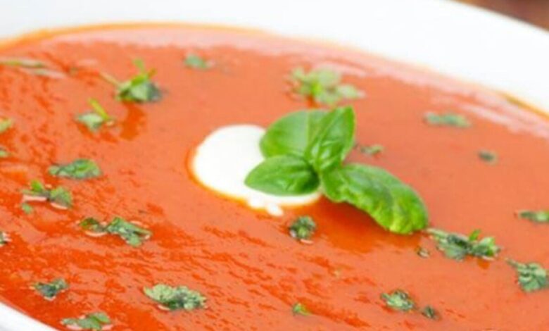 Tomato Soup: ठंड रातों में पीजिए एक गर्म कटोरी टमाटर का सूप, जानिए इसके फायदे