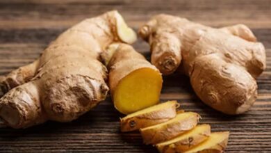 Ginger in Winter: सर्दियों में अदरक का एक टुकड़ा चबाने से मिलते हैं ये फायदे, जानिए