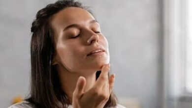 Skin Care: गुलाबजल के साथ ये 2 चीज मिलाकर घर पर बना लें सीरम, खिल उठेगा चेहरा