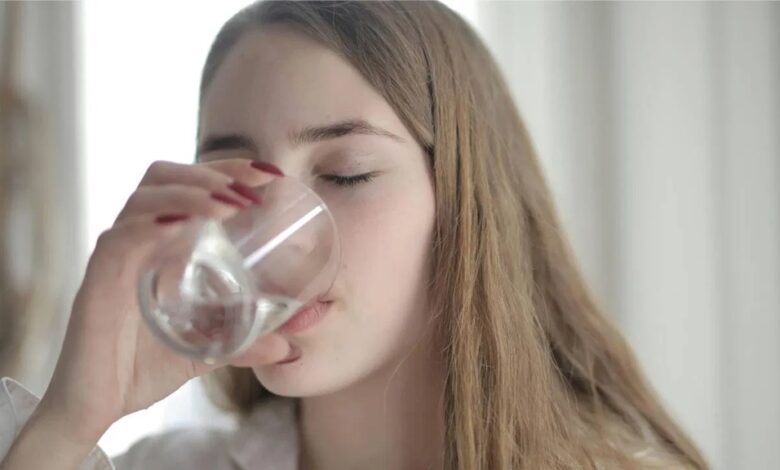 Stomach Problem: गर्म पानी में मिलाकर पिएं ये एक जादुई चीज, पेट पूरी तरह से होगा साफ