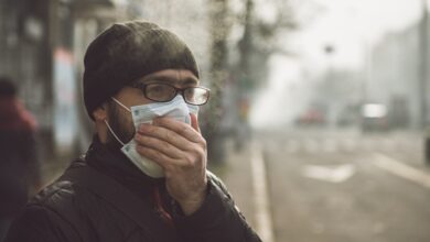 Pollution: बढ़ते प्रदूषण में बढ़ सकती है गले में खराश, ऐसे दूर होगी परेशानी