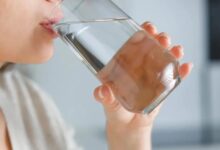 How To Drink Water: क्या आपको पता है पानी पीने का सही तरीका?
