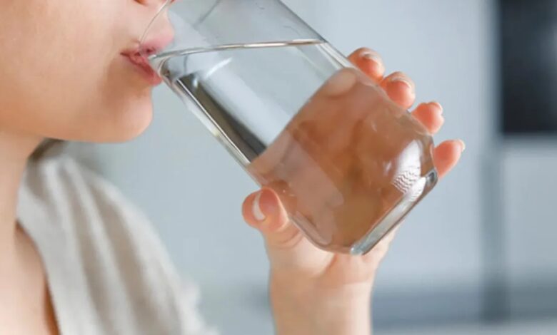 Less Water in Winter: ठंड में कम पानी पीना है खतरनाक, इन गंभीर बीमारियों का बढ़ जाता है जोखिम