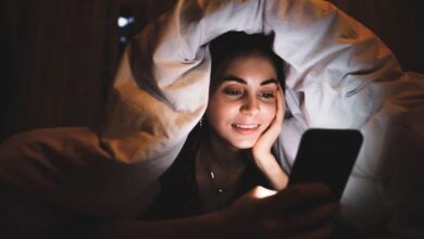 Screen Time: रात की ये 1 आदत आपको बना रही है बीमार,तुरंत हो जाइए सतर्क