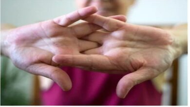 Knuckle Cracking: उंगलियां चटकाने से हड्डियां होती हैं कमज़ोर! जानिए क्या कहती है स्टडी