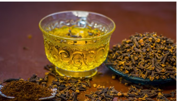 Clove Water: लौंग का पानी कितना फायदेमंद है? जान लें कब और कितने दिन तक पीना चाहिए