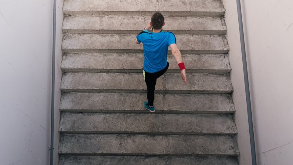 Breathless While Climbing Stairs: क्या सीढ़ियां चढ़ते वक्त फूलती है आपकी भी सांस, जानें क्या है समस्या?