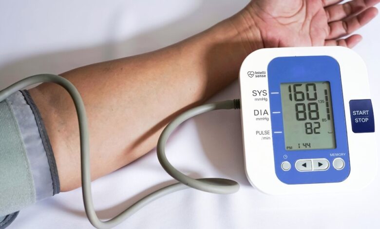 High Blood Pressure: 20 से 30 की उम्र में ही क्यों घेर रहा बीपी, किन दिक्कतों से हो रही यह बीमारी?